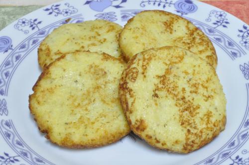 Jak uvařit česnekové bramborové placičky? Snadné recept, připravený za 30 - 45 minut